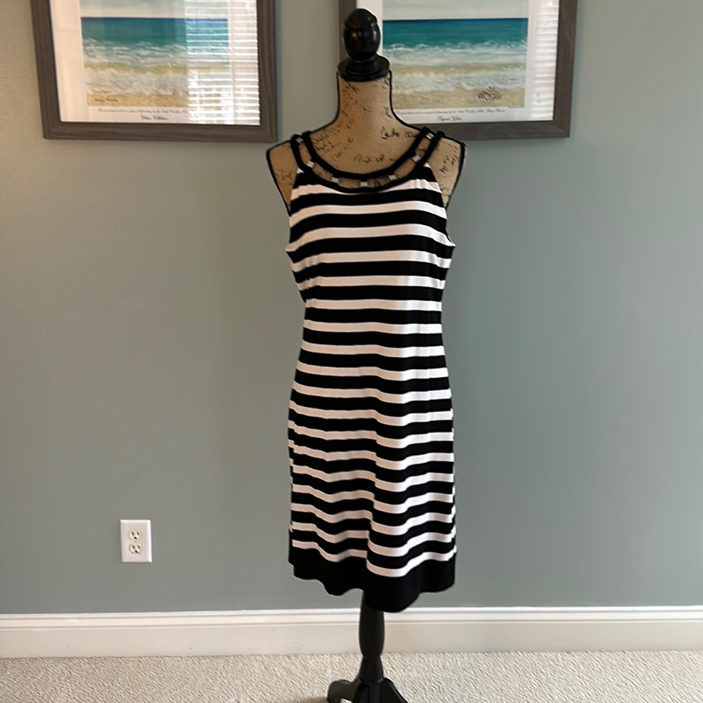 Medium White House black market dress